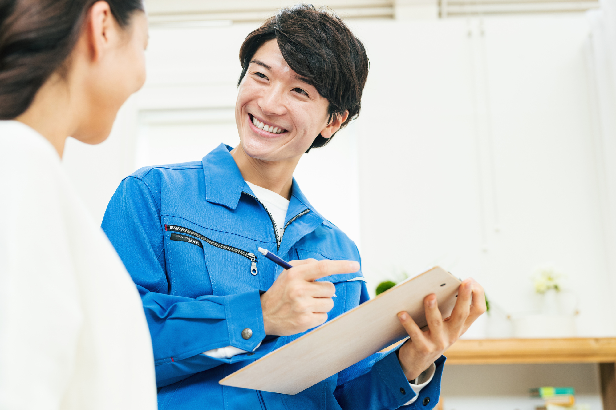 外壁塗装の業者に相談をしているイメージ