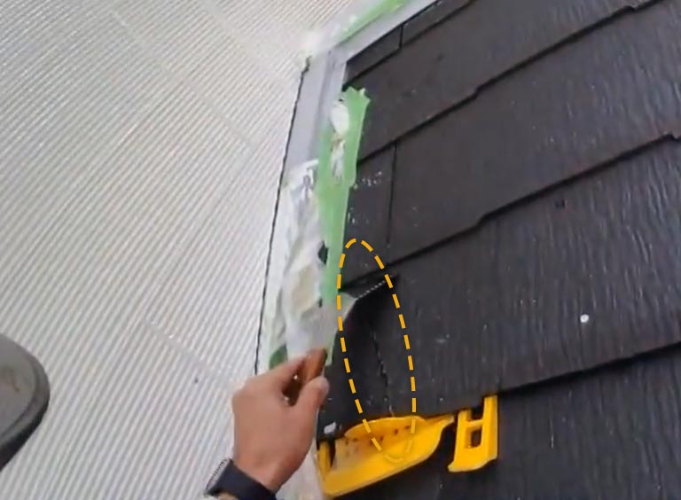 スレートに入ったひび割れの補修作業