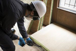 畳を上げる作業の様子