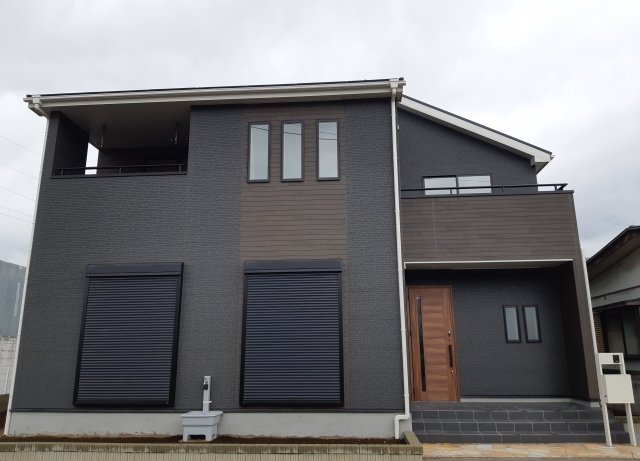 黒の外壁