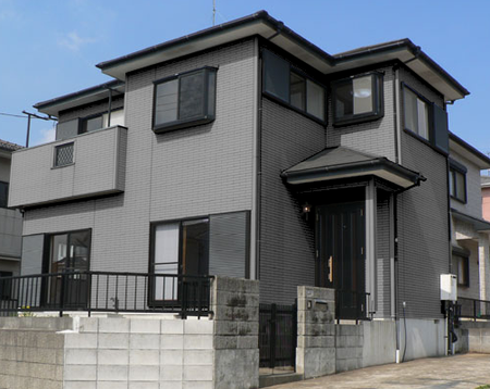 N-65の色で塗装した外壁