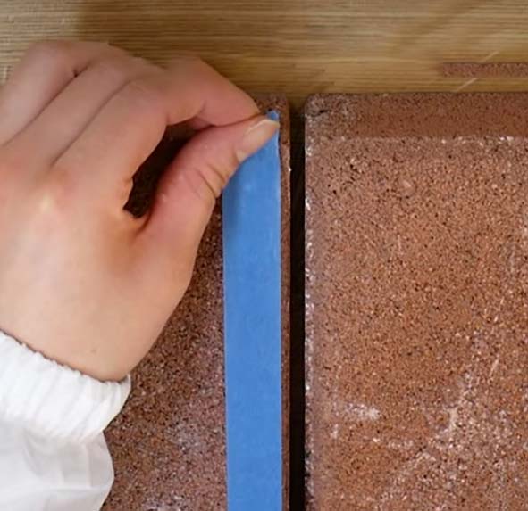 目地にマスキングテープを貼る