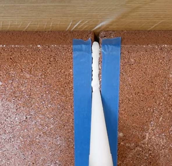 目地にコーキングを注入