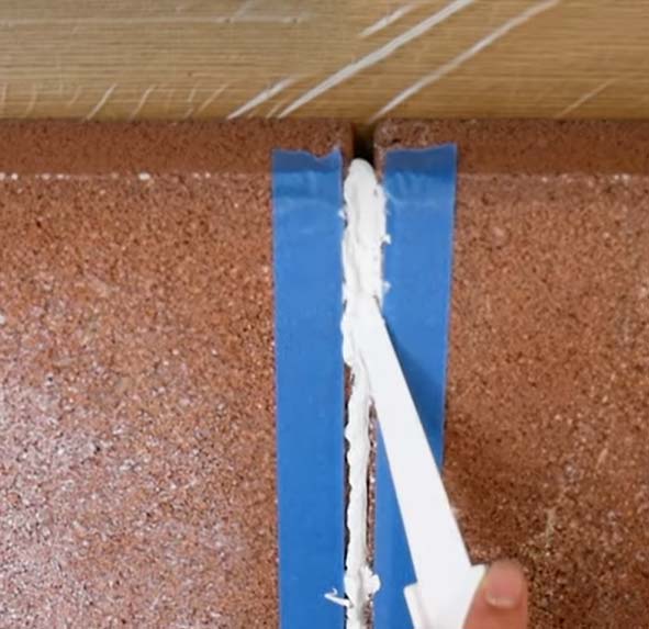 ヘラでコーキングをならす