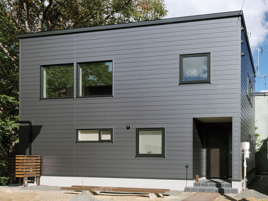 グレーメタリック外壁の一戸建て