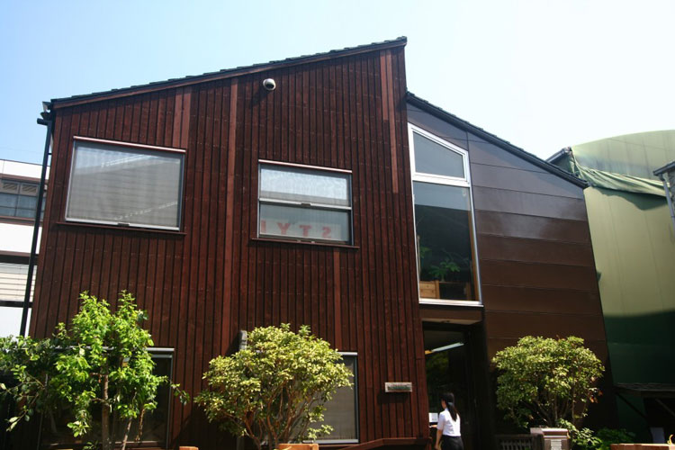 全面ダークブラウンの木質系サイディングの住宅