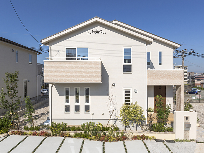 白とベージュの明るい住宅