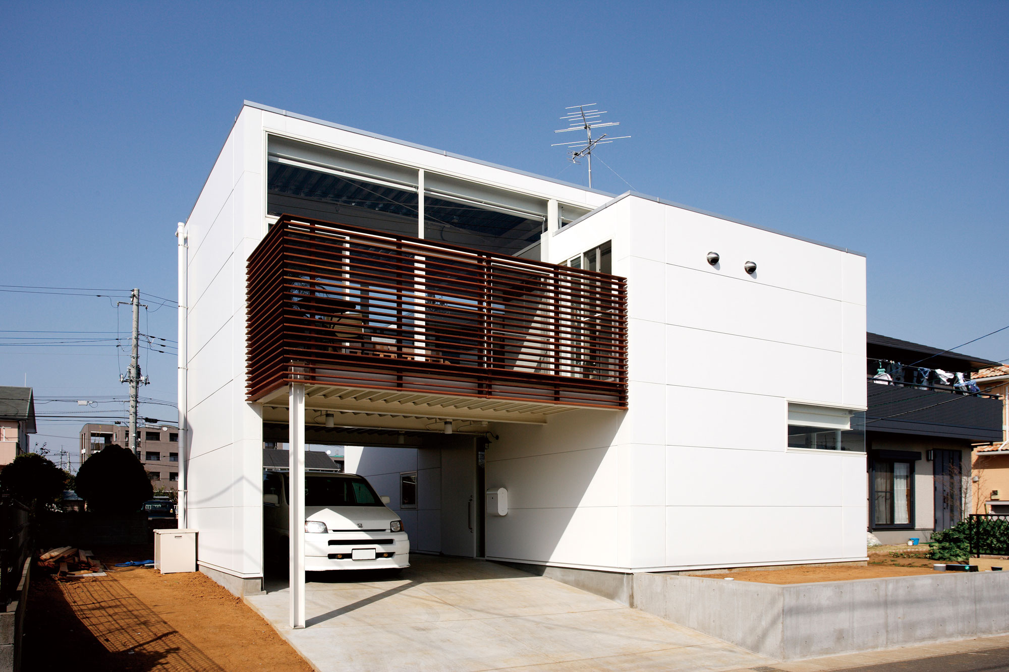 白いフラットな外壁の家