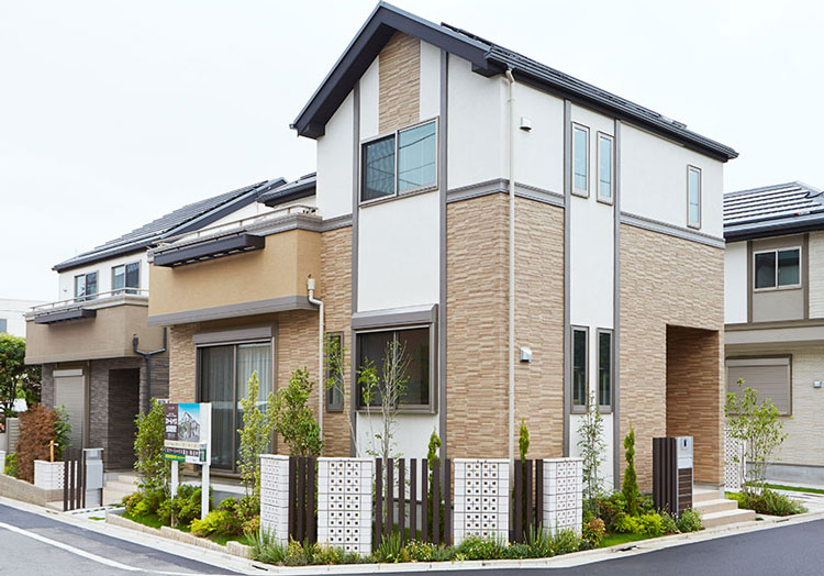 石積み調と白の組み合わせ外壁の家