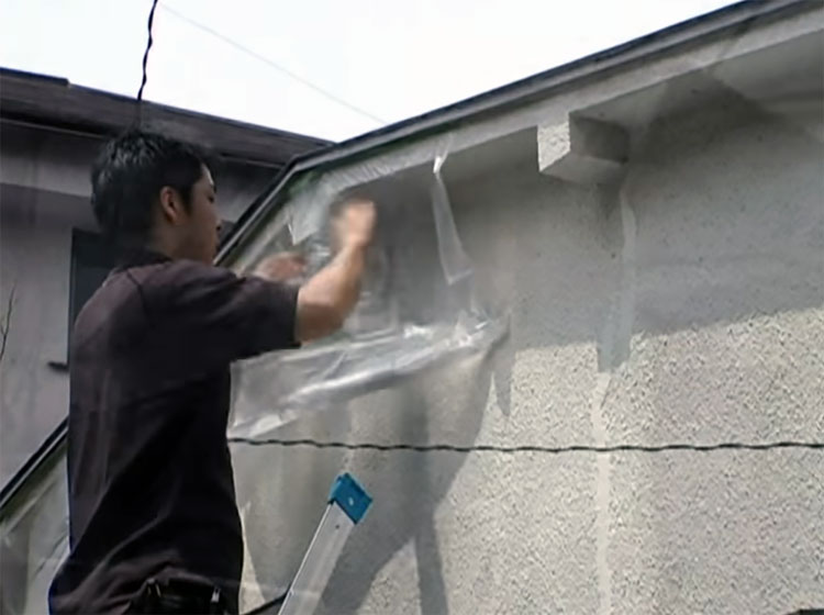 屋根塗装前の周囲養生作業