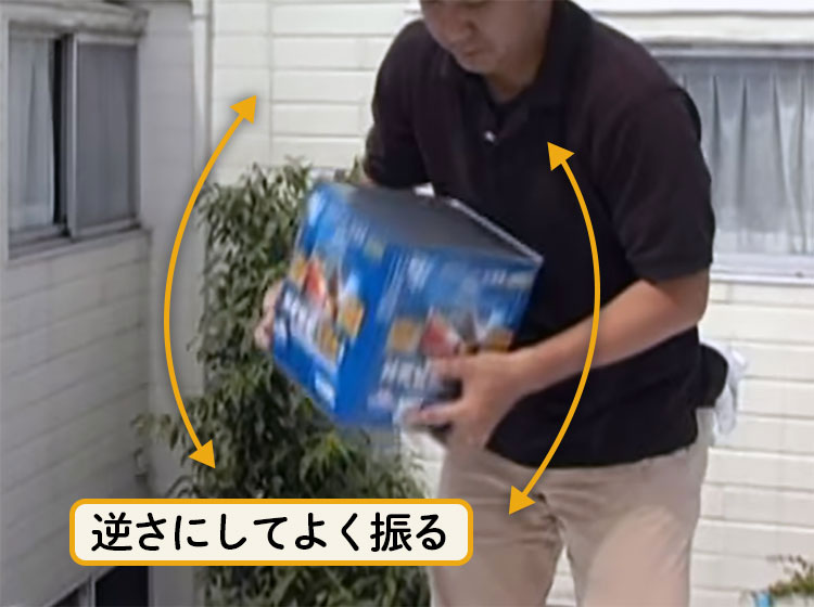 開缶前の塗料を振って混ぜているところ