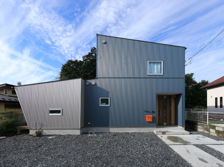 青とゴールドのメタリックな住宅