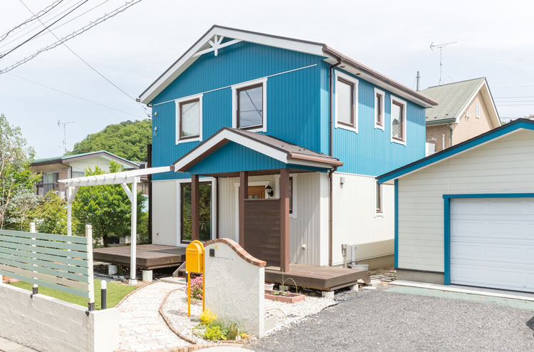 白とブルーの北欧風住宅