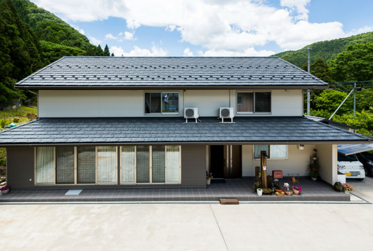 白い外壁と瓦屋根の和風住宅