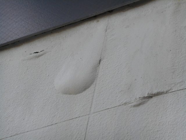 膨らんでしまった外壁の塗膜